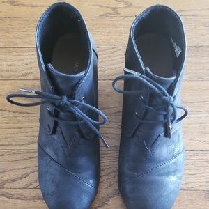 Tom's black leather wedge booties